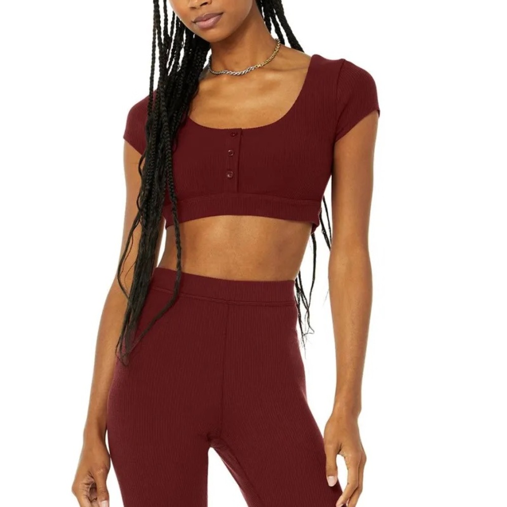 Alo Yoga - Blissful Henley Bra Top - Cranberry